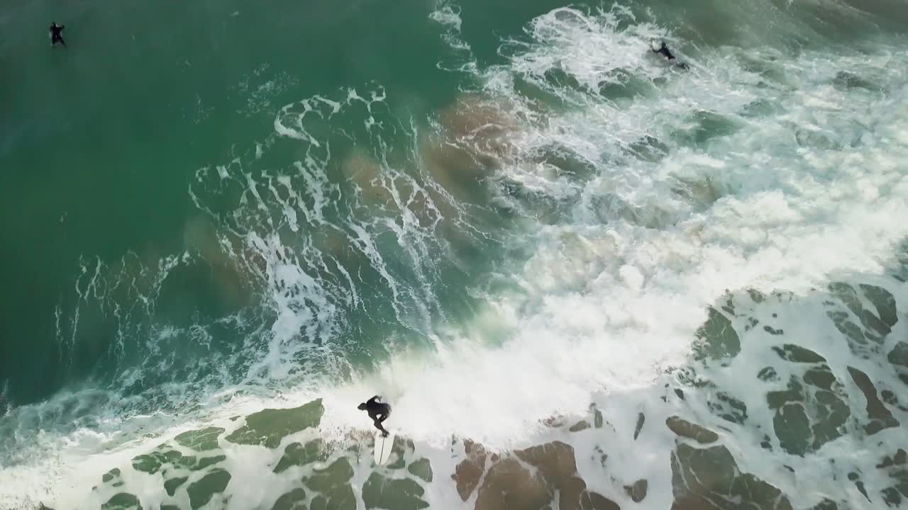 영국 뉴퀘이의 피스트랄 해변 - 푸른 잔잔한 바다에서 즐거운 시간을 보내는 서퍼들 - 드론 촬영