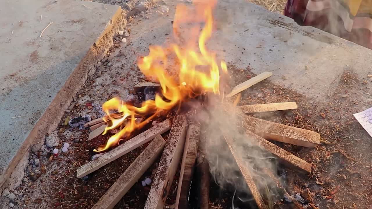 ritual sagrado del fuego durante el festival desde diferentes ángulos el video se toma en las ocasiones del festival chhath que se utiliza para celebrar en la india del norte el 28 de octubre de 2022