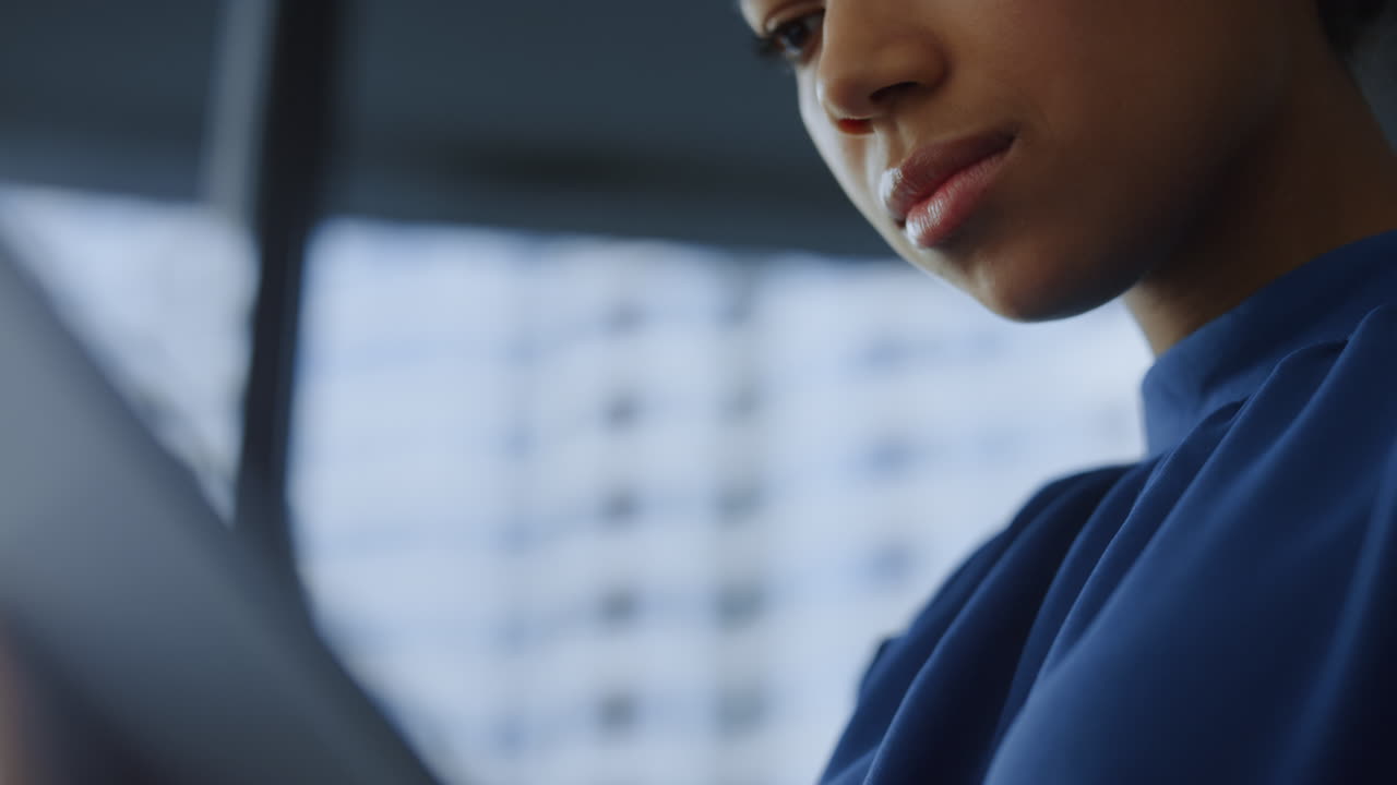 mujer de negocios que usa una tableta digital en la oficina. mujer profesional que trabaja en una tableta