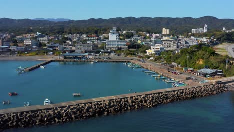 Flug-über-Den-Wellenbrecher-In-Richtung-Des-Fischereihafens-Von-Osatsu,-Mie,-Japan