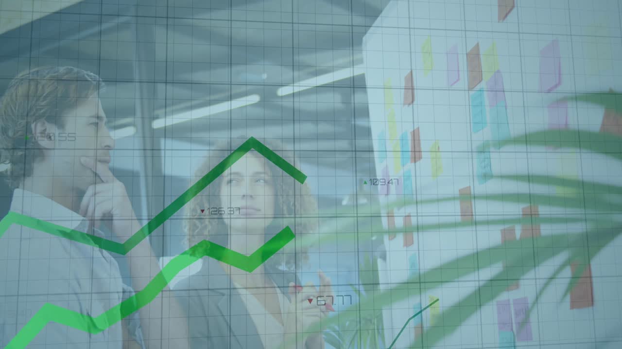 animación del procesamiento de datos financieros con líneas verdes sobre personas de negocios que trabajan en la oficina.
