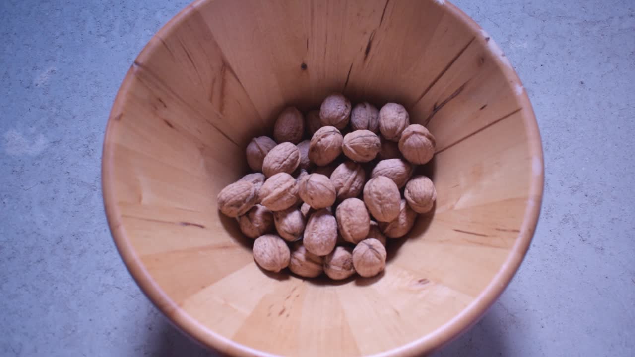 Noci secche in una ciotola di legno-15