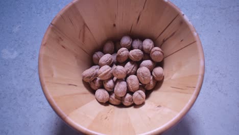 Nueces-Secas-En-Un-Cuenco-De-Madera-15