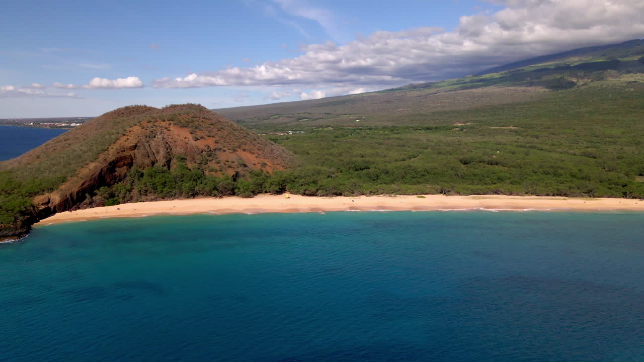 미국 하와이 마우이의 이국적인 큰 해변과 푸우 올라이의 아름다운 공중 파노라마