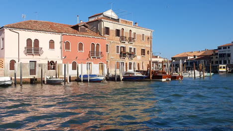 venecia desde una isla flotante con varios edificios con splash hd 30 cuadros por segundo 8 segundos