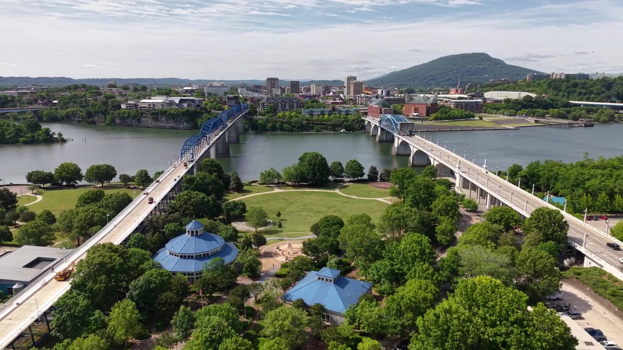 Droneoptagelse af downtown Chattanooga Tennessee med Tennessee River og Walnut Street Bridge den 30. april 2026