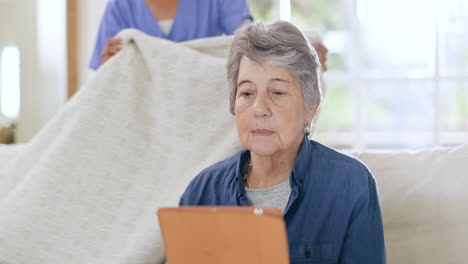 Mujer-Feliz,-Manta-Y-Enfermera-En-El-Cuidado-De-Ancianos