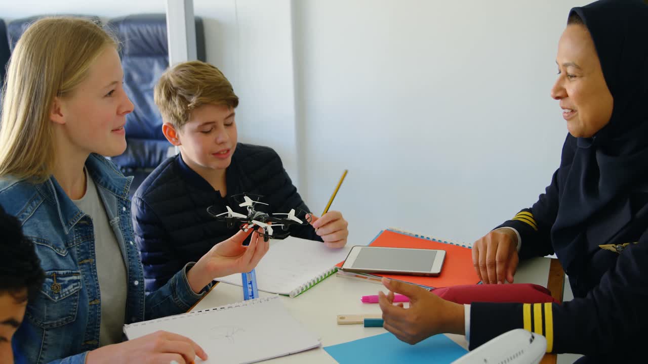 piloto femenina sobre el modelo de avión no tripulado a los niños 4k