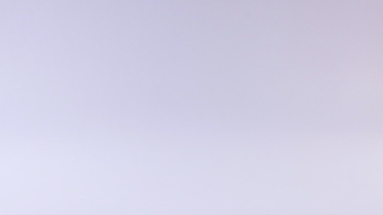 una bola amarilla rueda suavemente a través de una superficie