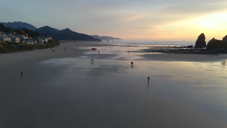 Canon-Beach,-Oregon,-En-La-Hermosa-Puesta-De-Sol-De-Verano