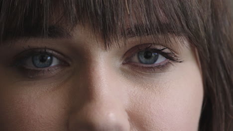 primer plano de una mujer con hermosos ojos azules que se abren a la cámara con una vista sana