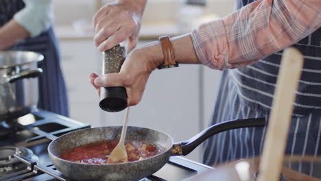 Pareja-Caucásica-De-Mediana-Edad-Preparando-Comida,-Cocinando-En-La-Cocina-De-Casa,-Cámara-Lenta