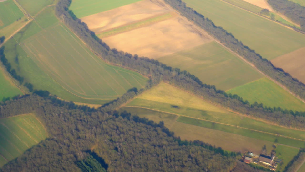 vista aérea de los campos verdes y la pequeña ciudad