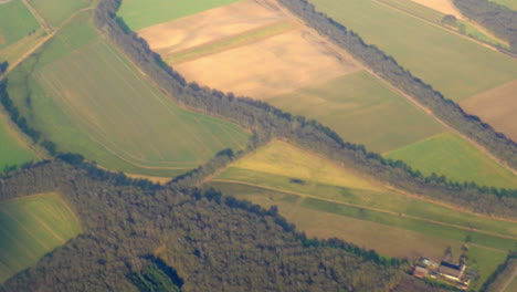 Vista-Aérea-De-Los-Campos-Verdes-Y-El-Pequeño-Pueblo.