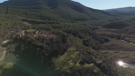 drone orbitando el castillo medieval de la aldea abandonada de ruesta, españa