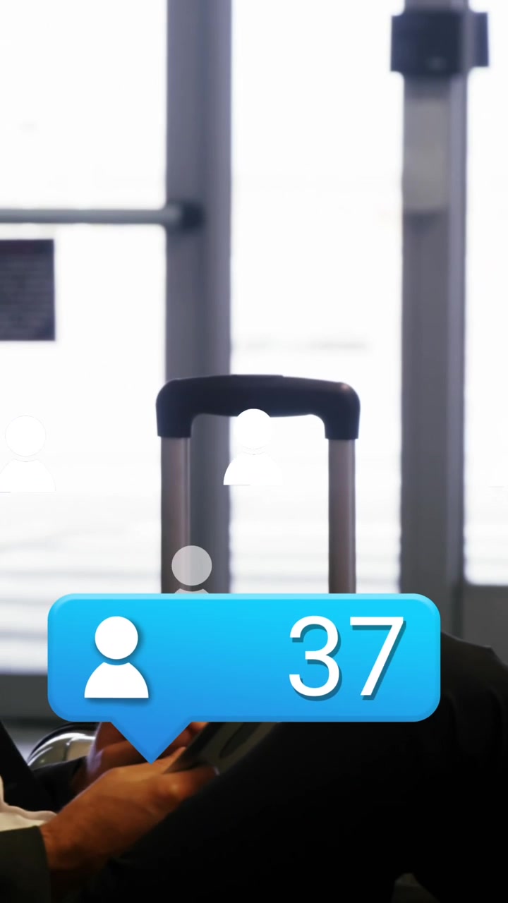 Animación de un icono de perfil con números crecientes sobre un empresario caucásico usando una tableta digital.