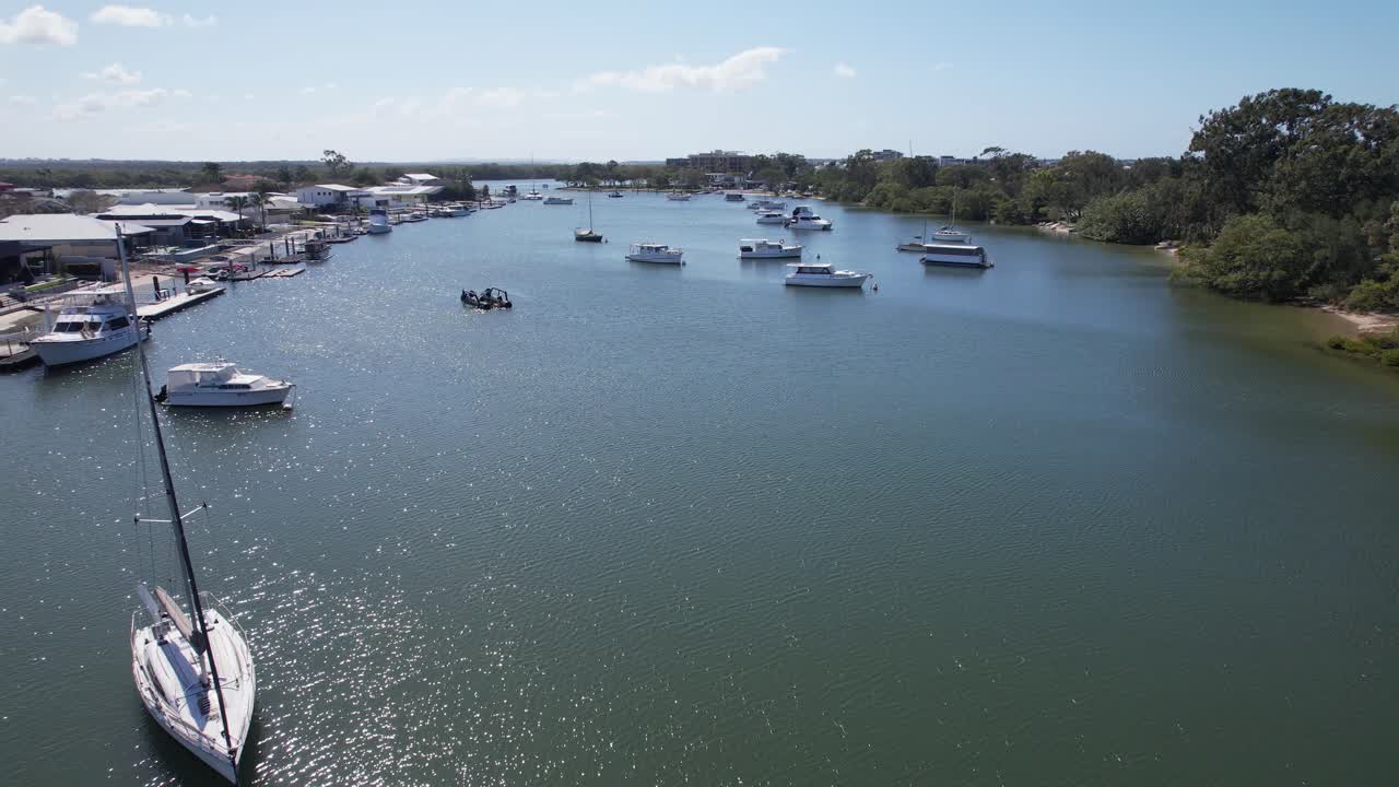 오스트레일리아 즐랜드의 파라다이스 포인트에 있는 쿠메라 강에서 배 위를 날아다니고 있다.