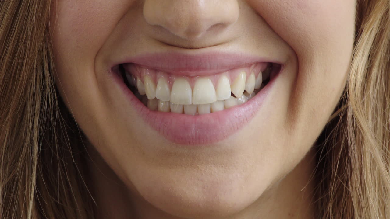 cerca boca de mujer hermosa sonriendo labios suaves mostrando dientes blancos sanos cabeza roja hembra