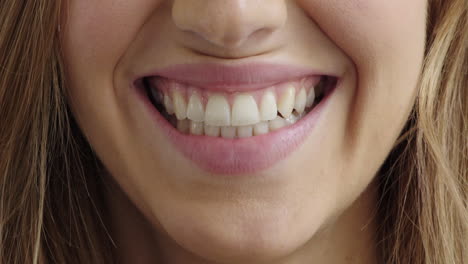 Nahaufnahme-Einer-Schönen-Frau-Mit-Lächelndem-Mund,-Weichen-Lippen-Und-Gesunden-Weißen-Zähnen,-Rotem-Kopf,-Weiblich