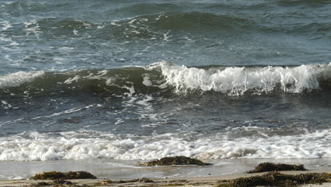 波浪在海灘上撞擊