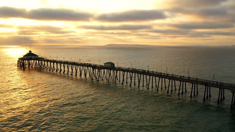 Silueta-Del-Muelle-De-La-Playa-Imperial-Contra-El-Cielo-Del-Atardecer-En-San-Diego,-California,-Ee.uu.