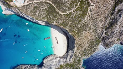 playa navagio - turistas en la popular playa de naufragios con restos de mv panagiotis en grecia