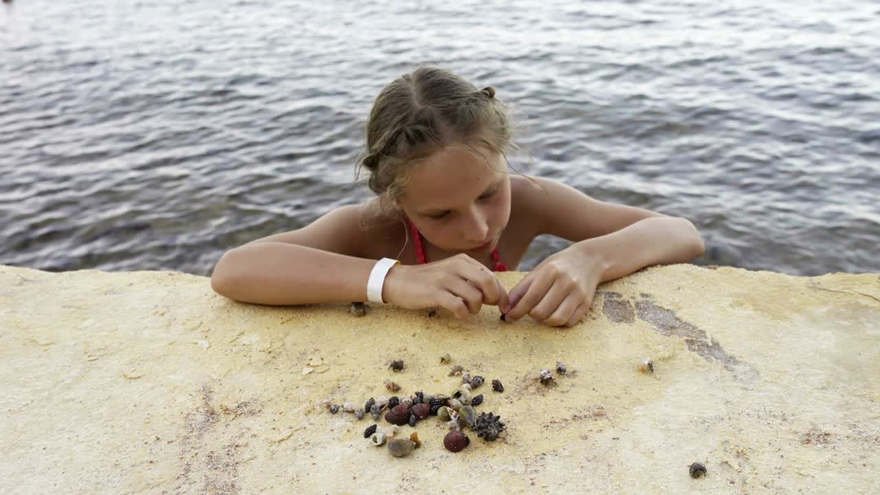 해변에서 페구로이다와 놀고 있는 소녀