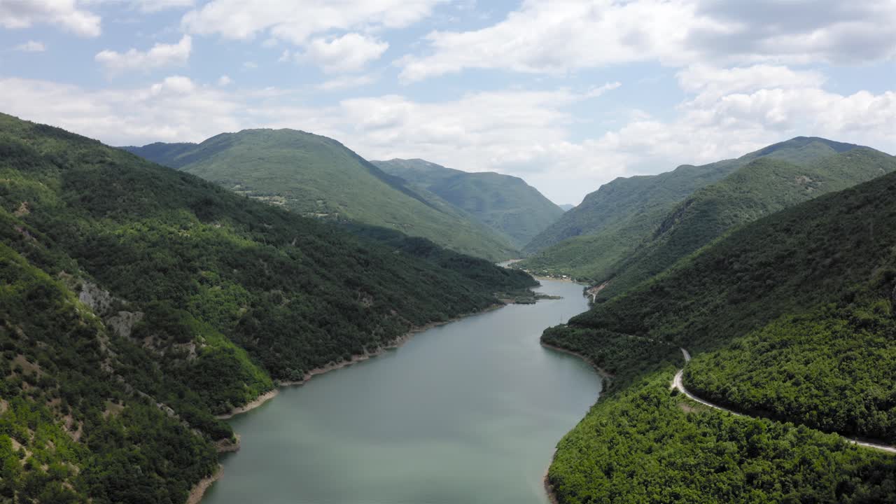 잔잔한 날에 멋진 녹색 계곡을 흐르는 넓은 강의 공중 전망