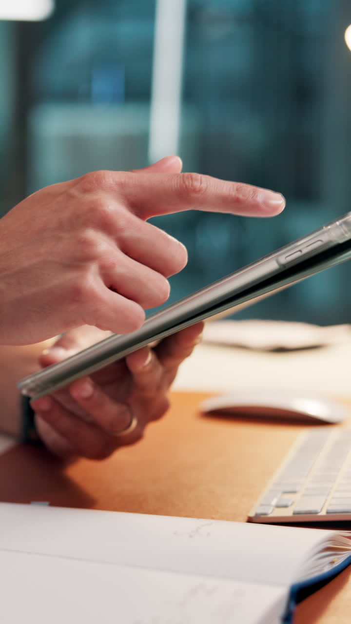 Primer plano de manos tocando y deslizando en una tableta digital