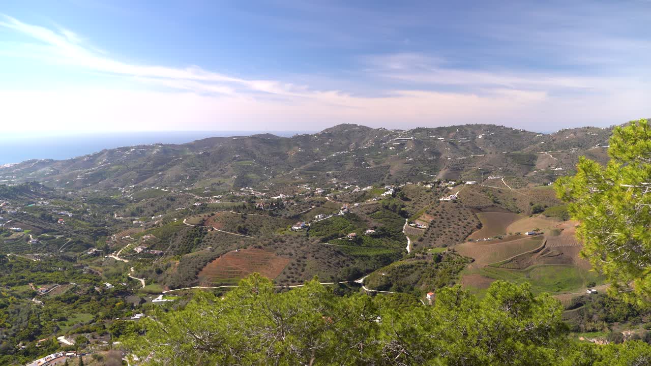 impresionante paisaje español con verdes colinas y océano en la distancia.