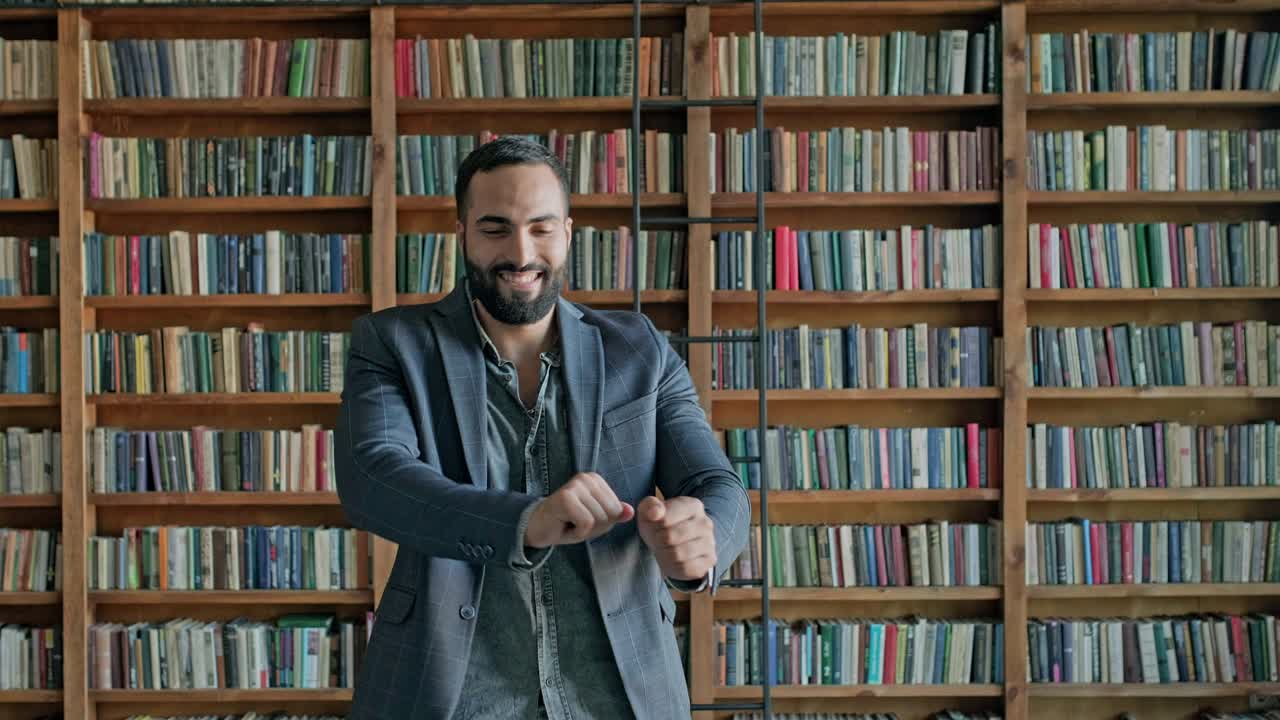un joven bailando en la biblioteca.