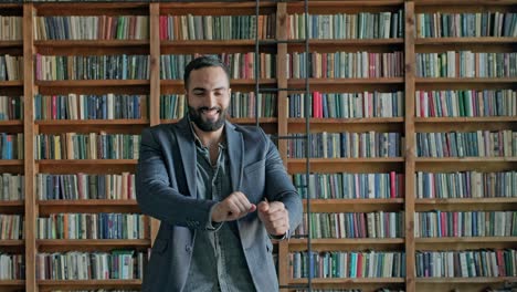 un joven bailando en la biblioteca.