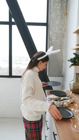 joven preparando la mesa para navidad