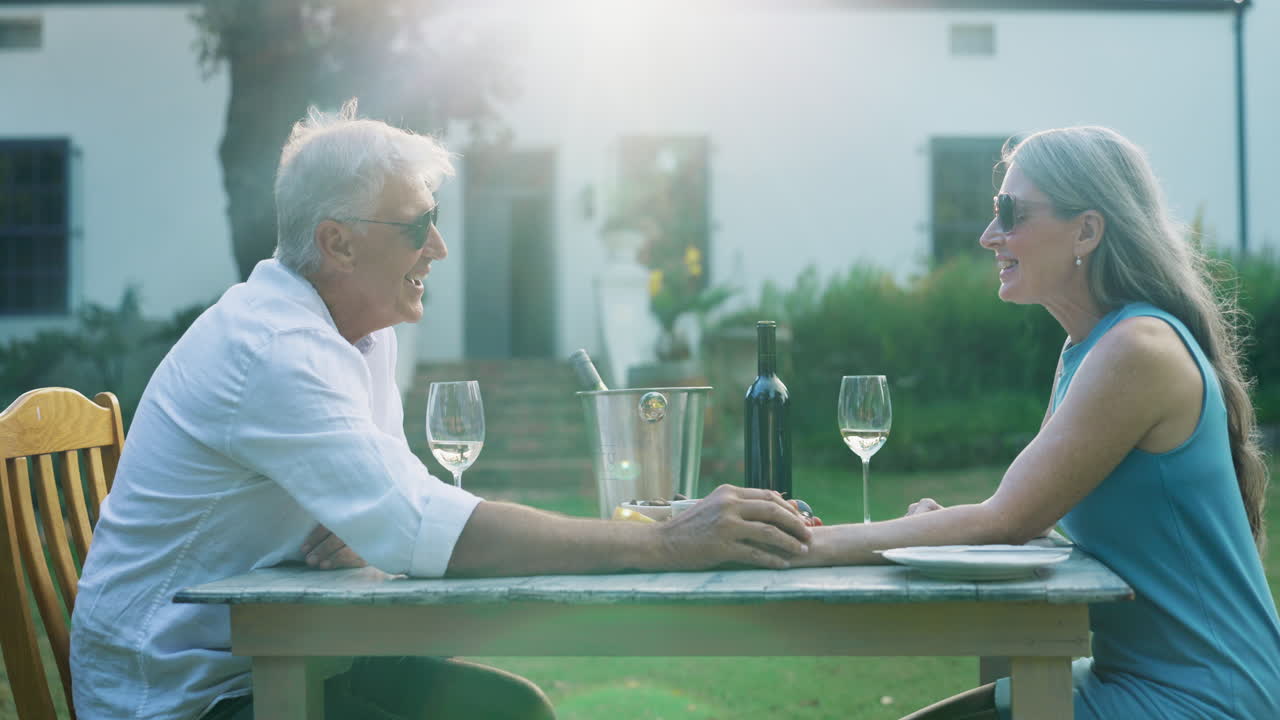 행복 한 부부 를 위한 만적 인 야외 저녁 식사