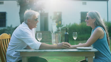 cena romántica al aire libre para una pareja feliz