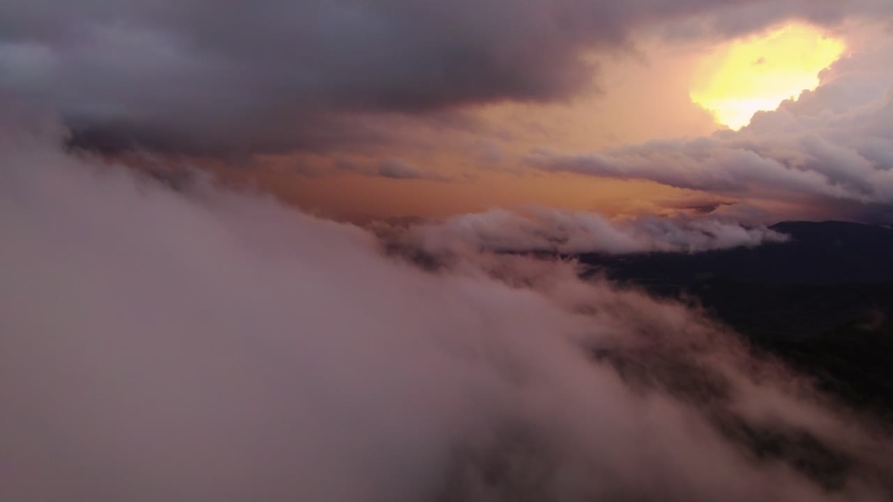la formación de nubes del atardecer cinematográfico épico, 4k drone costa rica