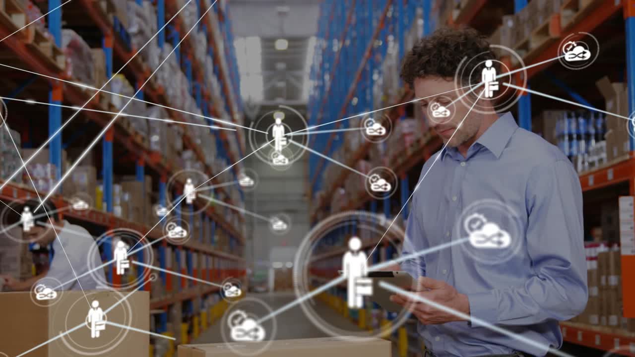 Supervisore di magazzino che genera una rete di supply chain scorrendo un dispositivo portatile per il monitoraggio