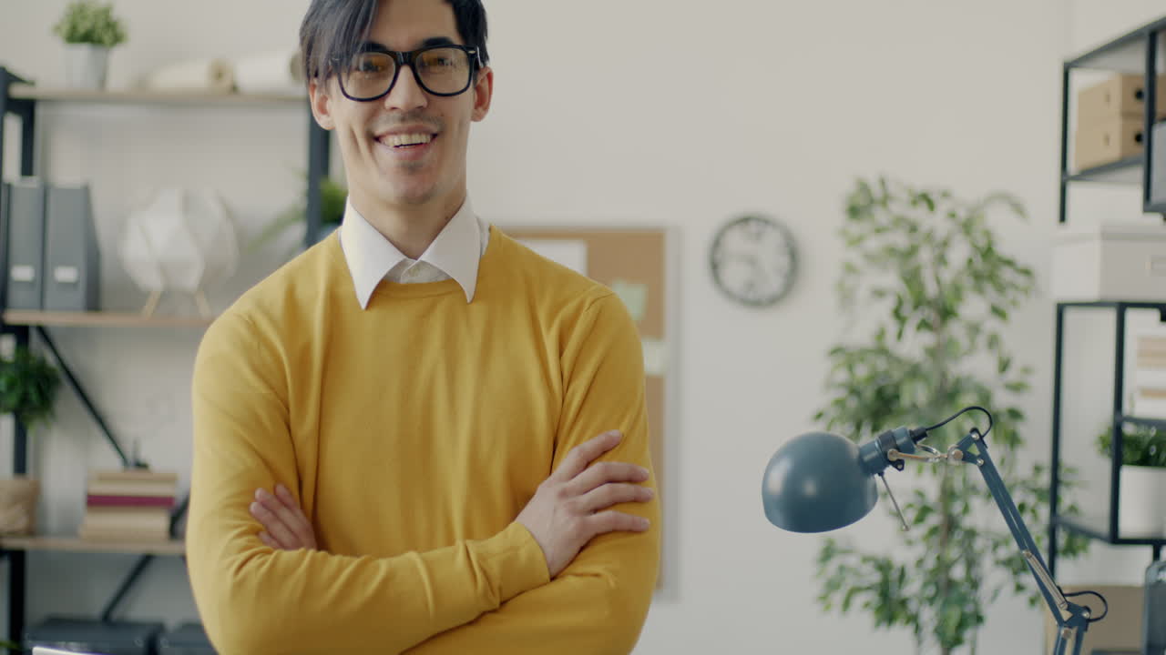 hombre sonriente en la oficina