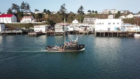 Barco-De-Pesca-Llega-A-Puerto