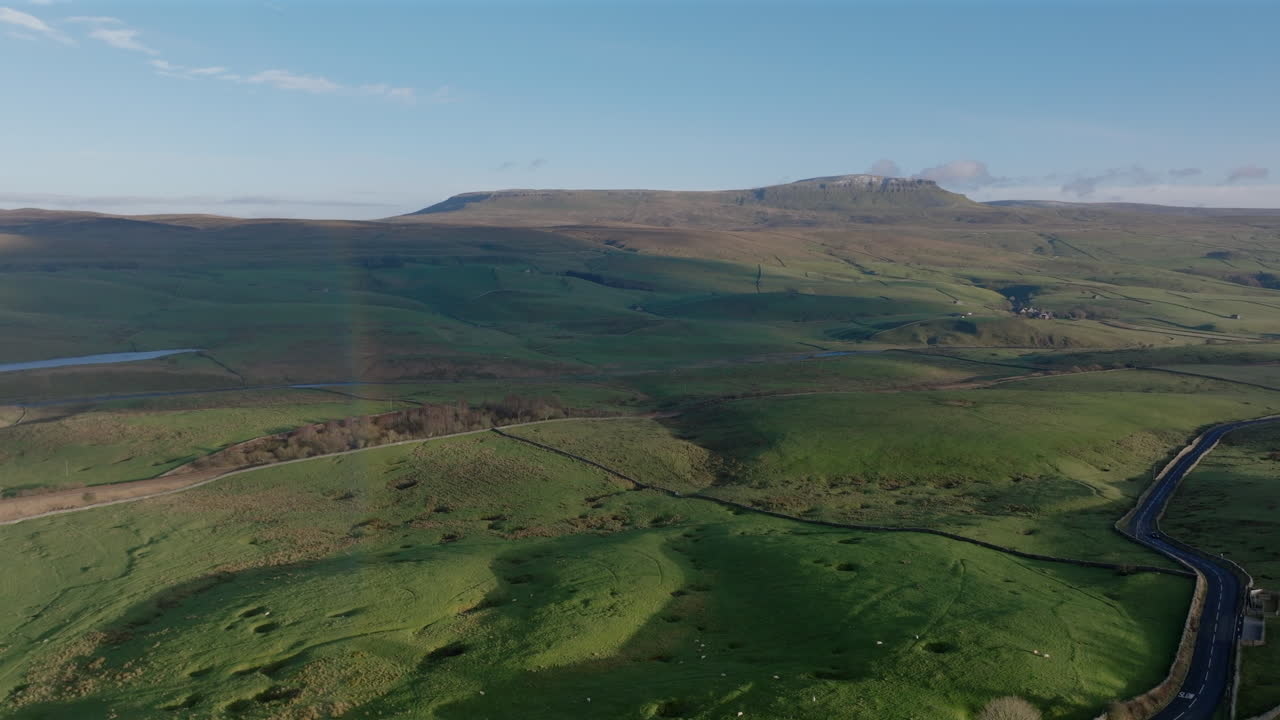 retiro de la toma de drone de gran ángulo del paisaje rural y pen-y-ghent