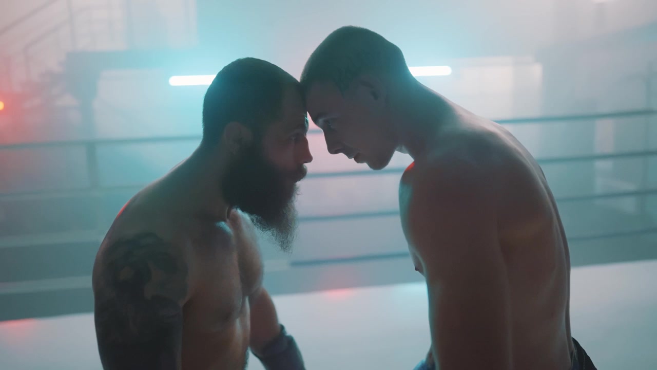 Dois Boxeadores Frente a Frente em um Ringue de Boxe Dramático