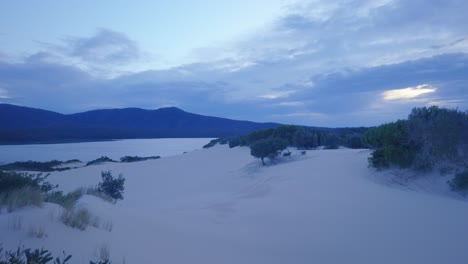 Plano-Amplio-De-Dunas-Costeras-Que-Rodean-Un-Lago-En-Mallacoota-Victoria