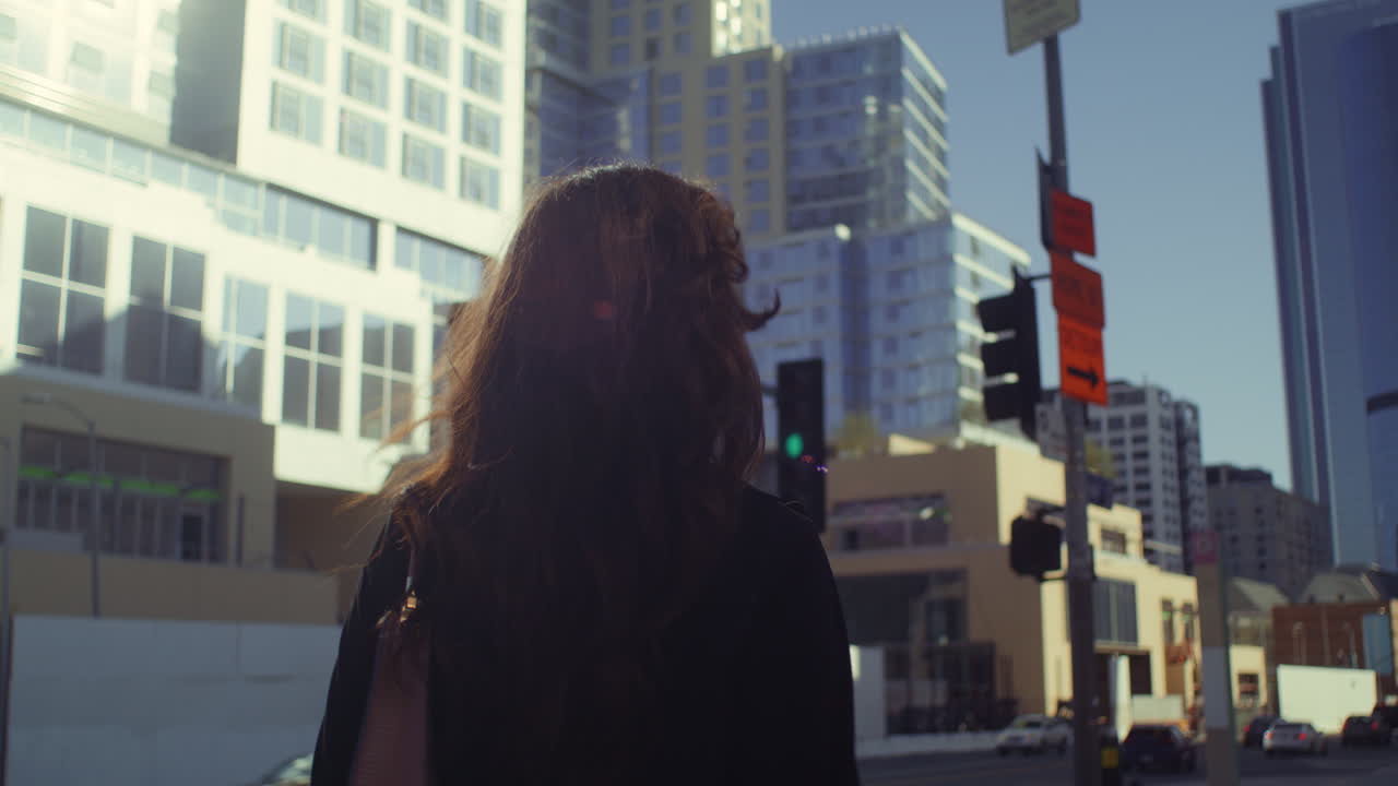 chica feliz tiene un paseo tranquilo en el fin de semana de primer plano. modelo asiático caminando ciudad moderna.