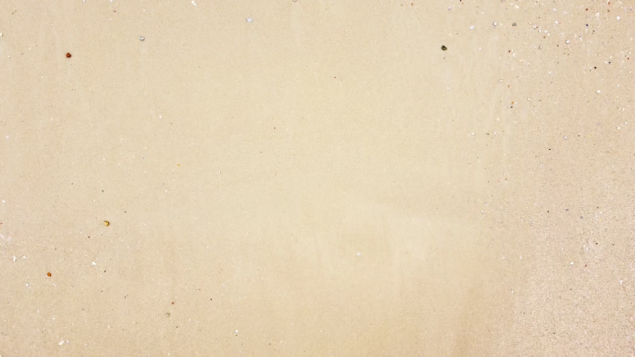 위에서 빈 모래 해변에 충돌하는 파도의 조감도