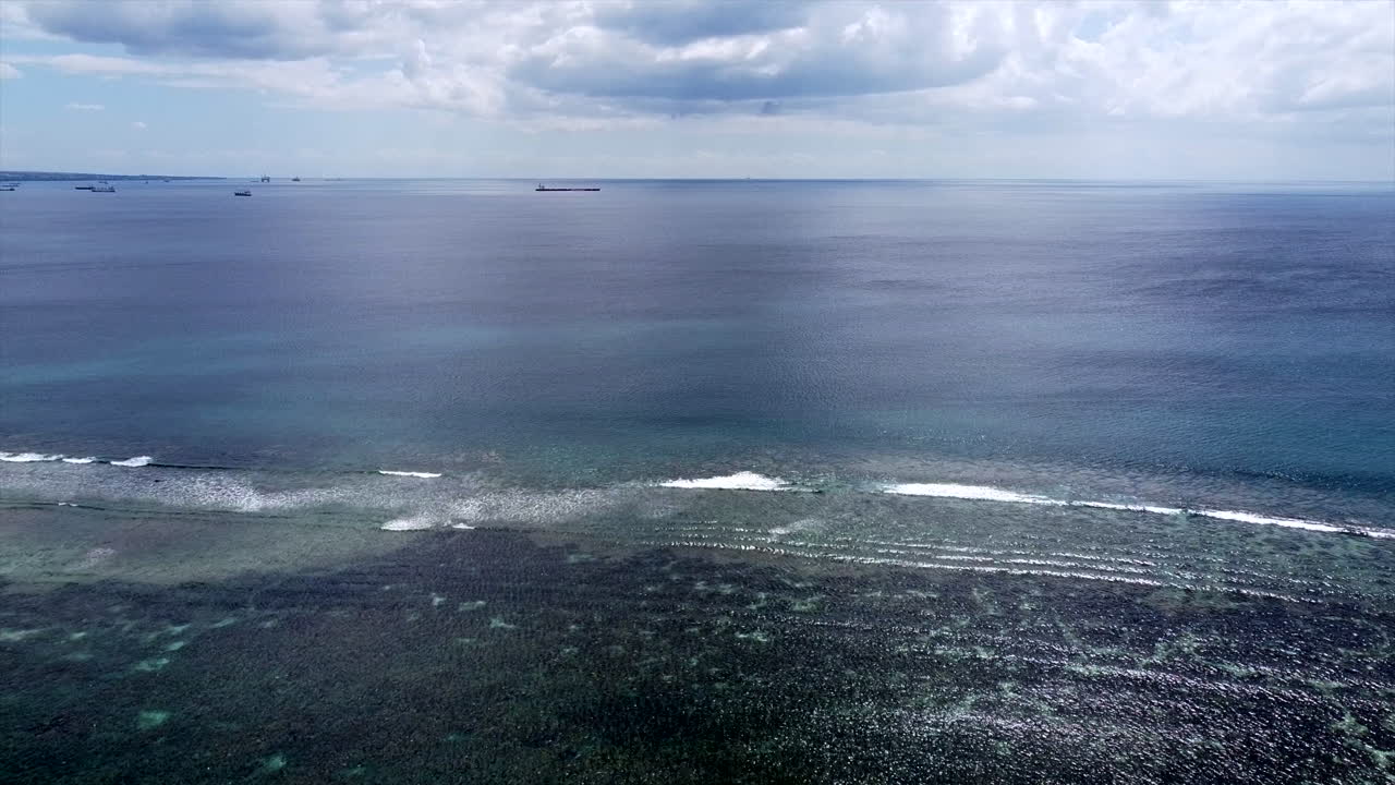 공중:바다 위로 비행하고 배경에 있는 거대한 컨테이너 선박