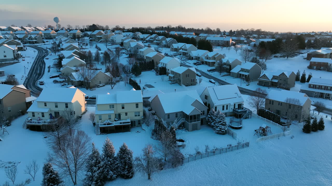 신선한 겨울 눈으로 덮인 미국 동네의 주택