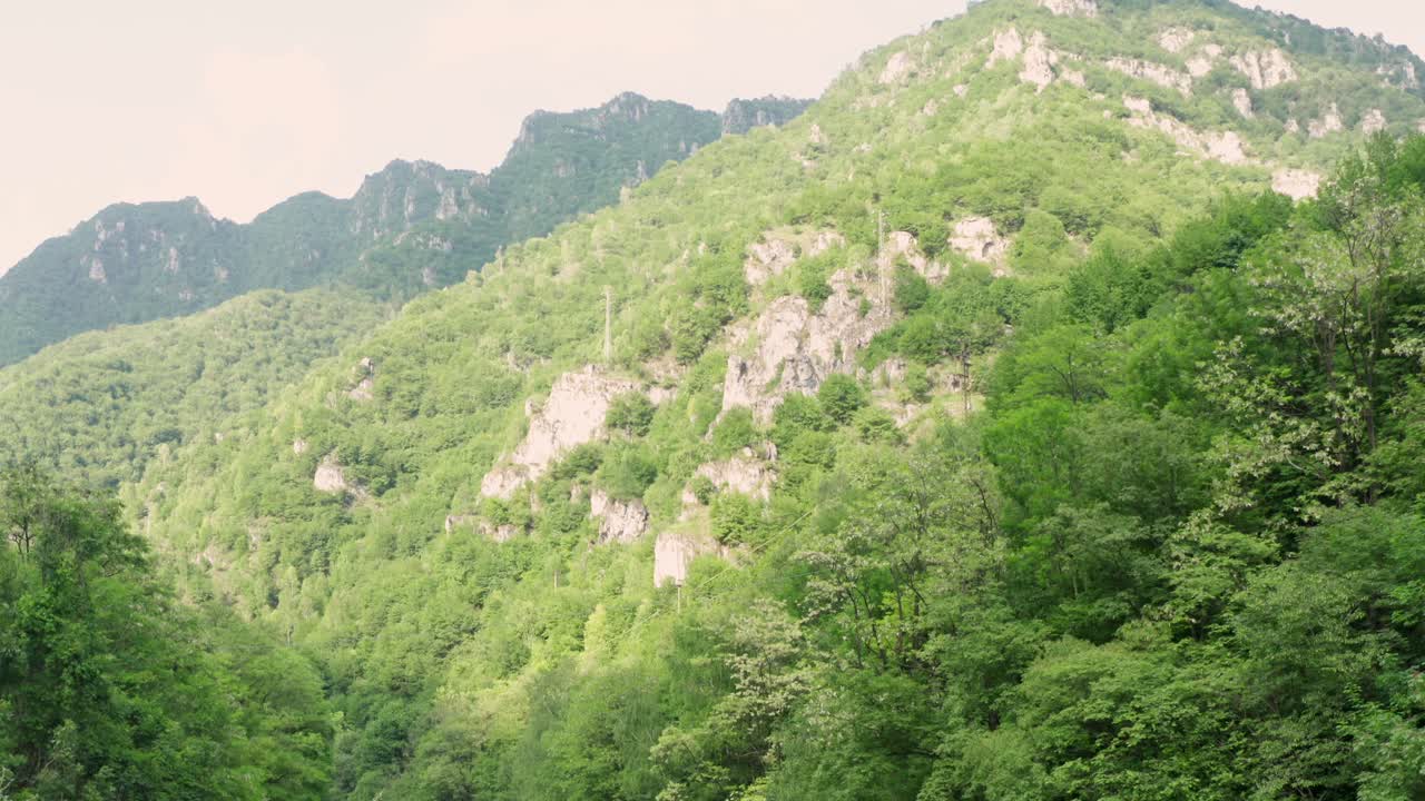 크리스탈처럼 푸른 물이 흐르는 세리오 강, 베르가모, 세리아나 계곡, 이탈리아