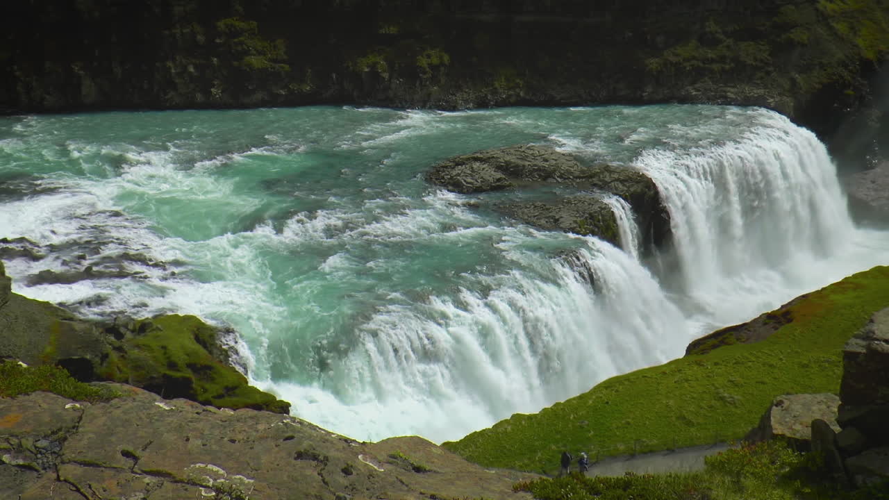 imágenes en cámara lenta de gullfoss - cascada ubicada en el cañón del río hvita en el suroeste de islandia