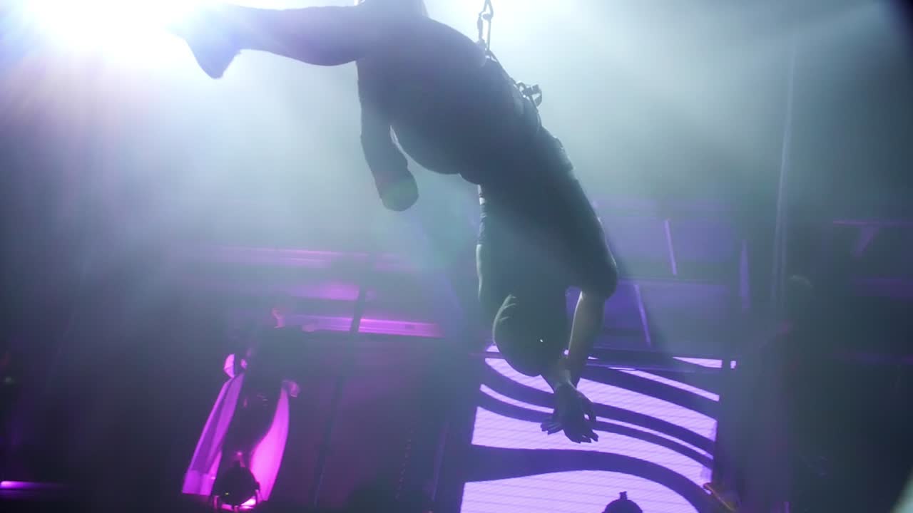 actuación en clubes nocturnos bajo los reflectores