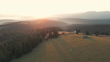 Amanecer-De-Verano-En-Las-Montañas-De-Los-Cárpatos,-Vista-De-Drones